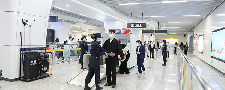 指導維護人員對屋面進行定期保養